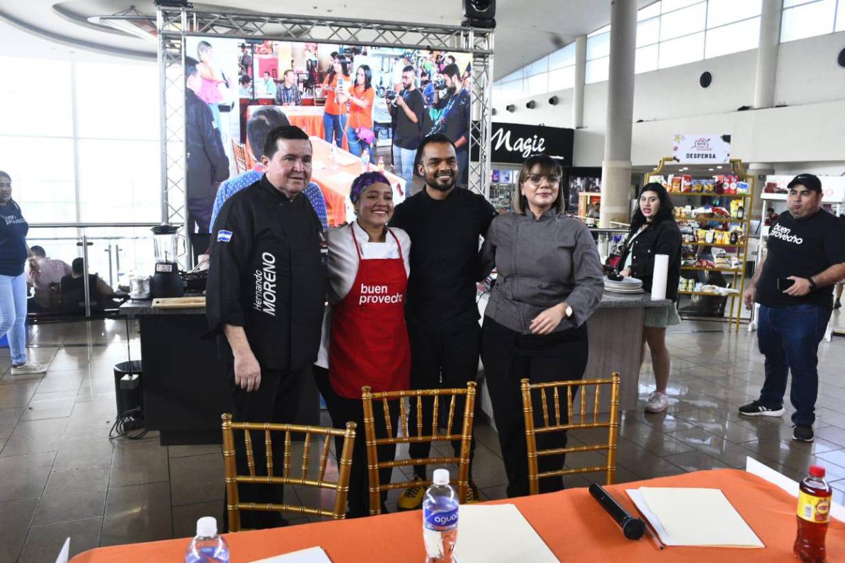 Katherine Enamorado también se tomó su fotografía del recuerdo junto a los jueces y organizadores del evento. 
