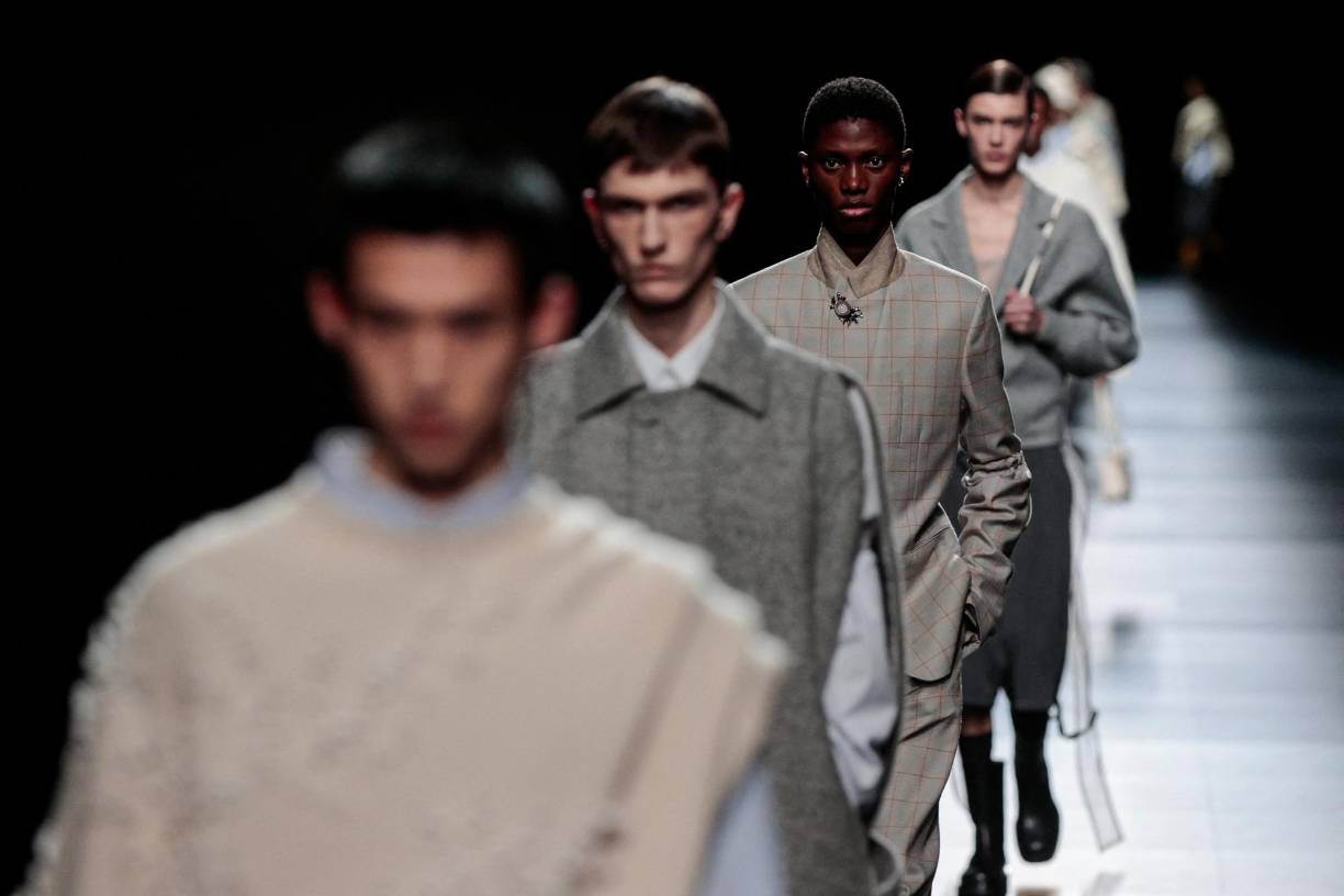 Apuestos modelos lucieron las nuevas colecciones de finas marcas en la Semana de la <b>moda</b> masculina de la capital francesa.