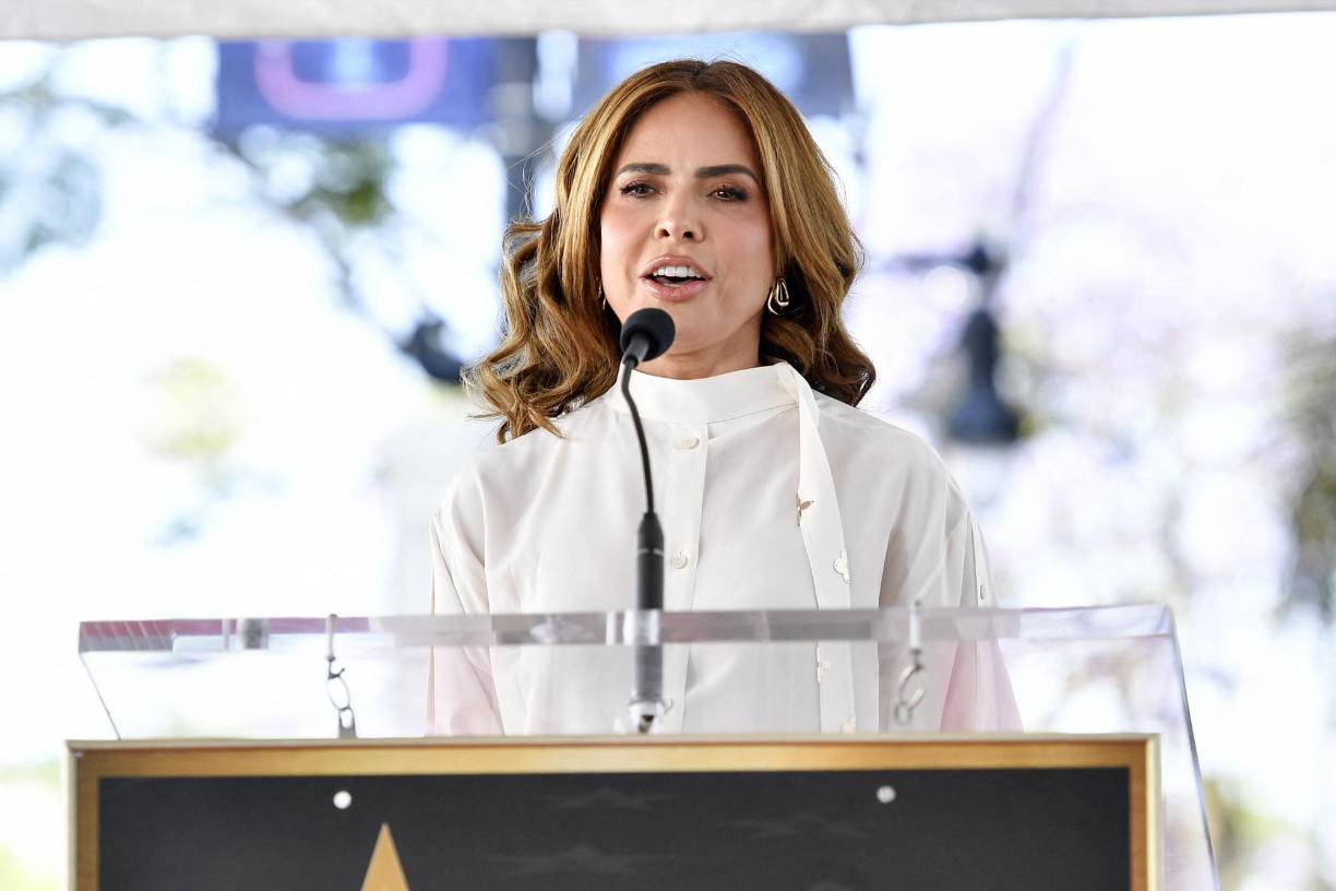 “Cosechando seguirán sus éxitos, como esta estrella, que simboliza su luz en nuestros corazones. Hoy es un día para celebrar la vida de Jenni Rivera”, celebró por su parte Trevi. “Adelantada a su época, (Rivera) triunfó en un genero dominado por hombres puso en alto la valentía de las mujeres, se impuso con su legado musical, y su historia personal, y por eso ella es inolvidable e irrepetible”, destacó Trevi durante el evento.