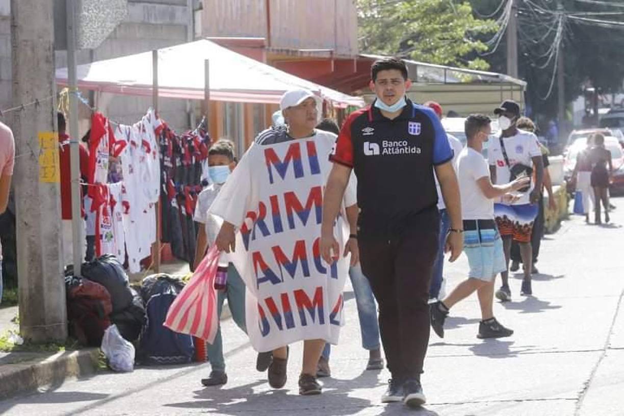 Bien identificados con los colores del Olimpia estos aficionados.