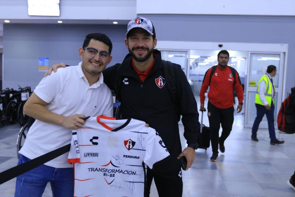 ¿Se acuerdan de Kevin Madrid? Un fiel aficionado del Atlas y también del Olimpia, pero en la llegada de los Zorros a Honduras, el enfermero dijo que iba apoyar a full al equipo de sus amores, el Atlas de Guadalajara.