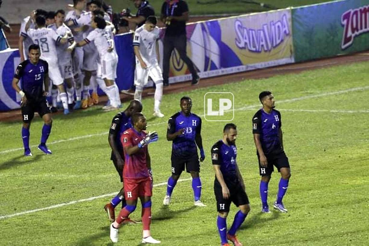 La cara de tristeza de los jugadores hondureños mientras los mexicanos celebraban el autogol.