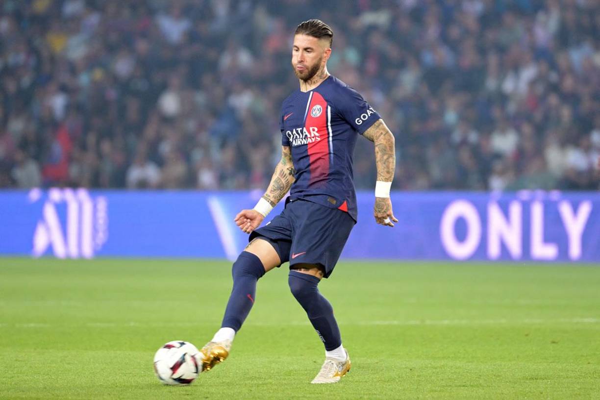 Sergio Ramos - El defensa español podría ser el siguiente que vaya a Arabia Saudita acompañando a Karim Benzema y Cristiano Ronaldo. El sevillano renunció el pasado viernes a la propuesta de renovación del PSG que apenas llegaba a la mitad de los 10 millones de euros netos que tenía firmado cuando llegó. Desde el sábado es un jugador libre y todavía no ha decidido su futuro.