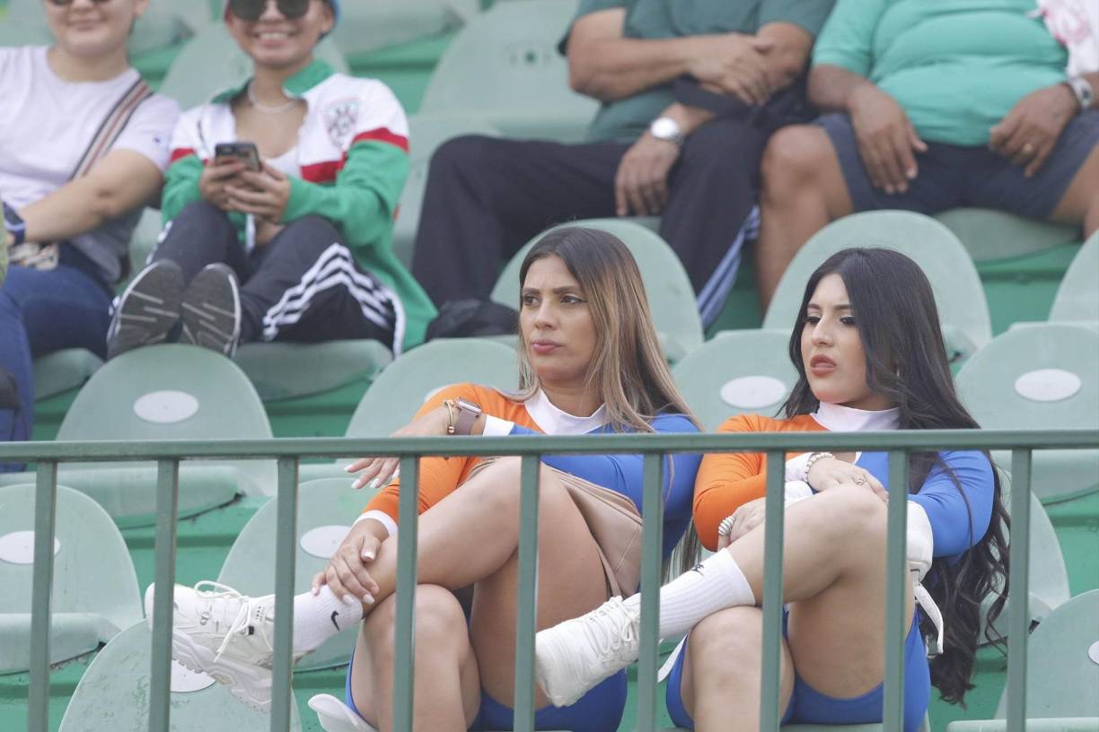 Las bellas chicas que adornaron el duelo entre los verdolagas y los aceiteros.