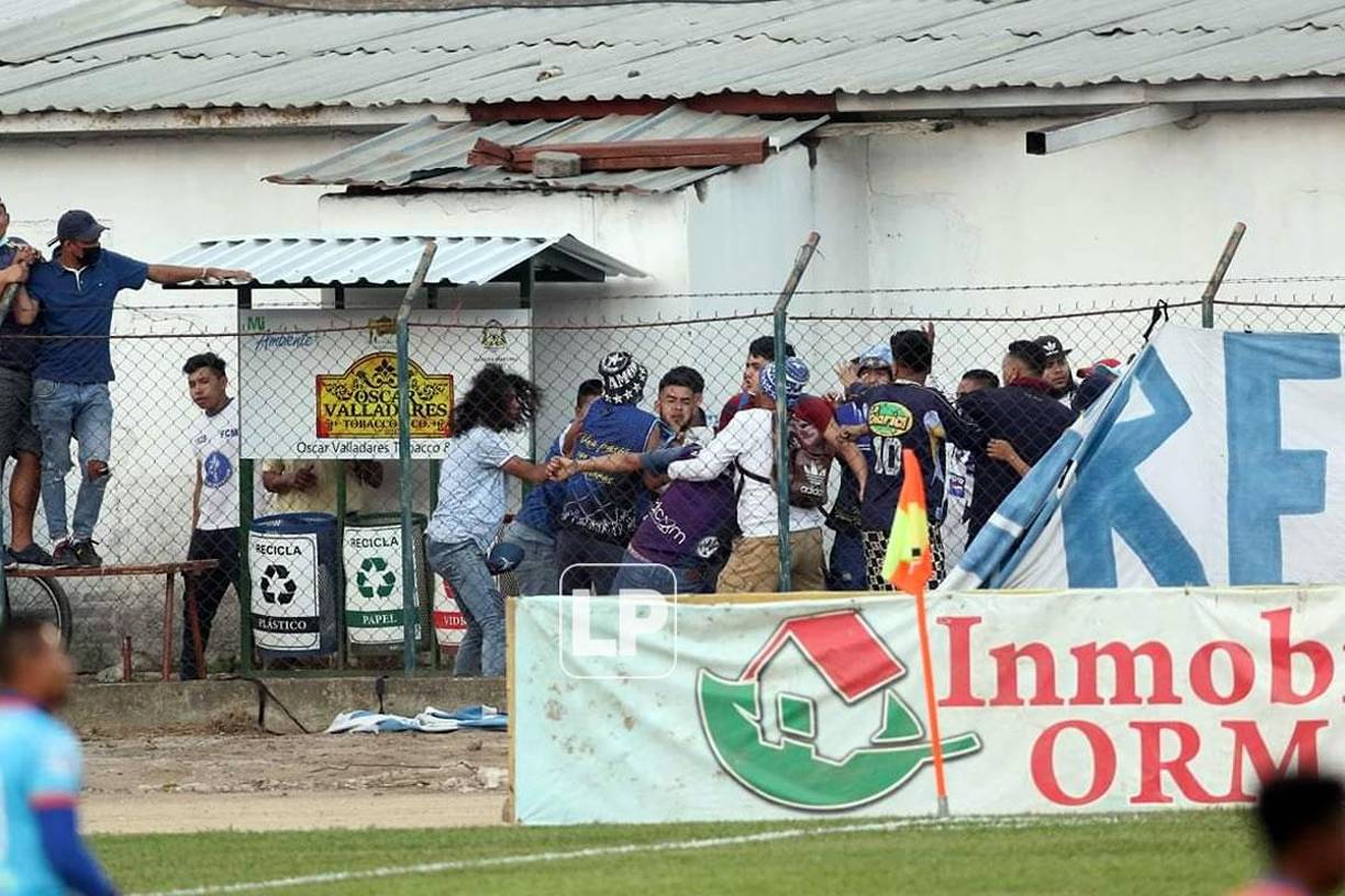 Durante el partido, en las gradas del estadio Marcelo Tinoco varios aficionados del Motagua protagonizaron una pelea entre ellos mismos.