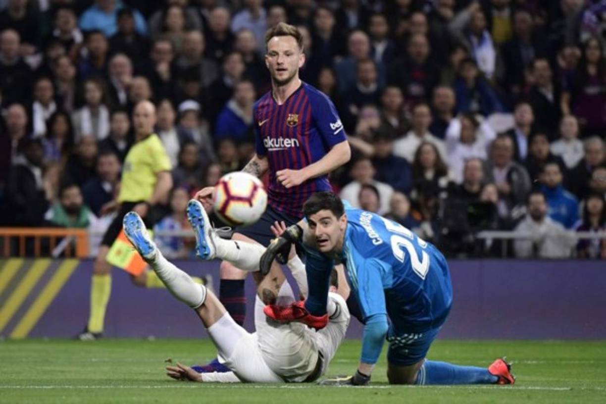 Rakitic terminó picando la pelota ante la salida de Thibaut Courtois, quien poco pudo hacer con la acción del croata.
