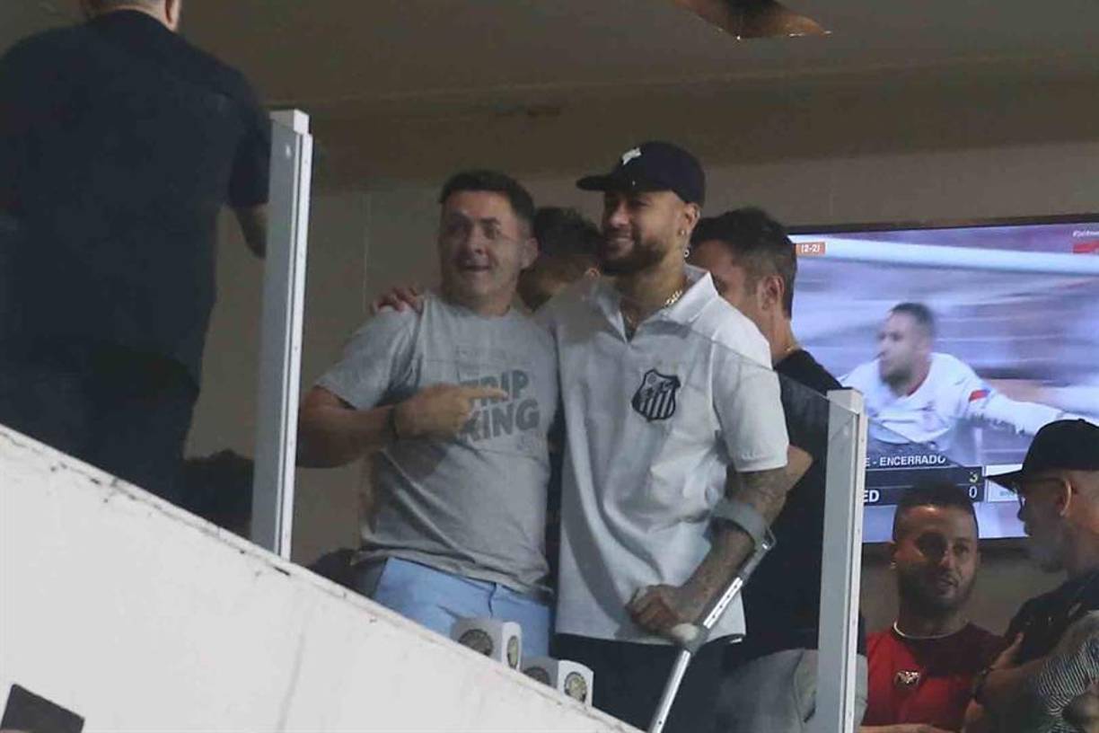 Mientras tanto y aunque su futuro aún es incierto, a pesar de que tiene contrato hasta el 2027 con el conjunto parisino, confesó: “Si, sueño con volver a jugar pronto en Santos, imagínatelo”.