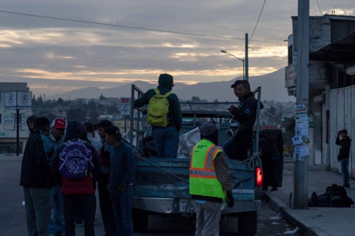 Tras permanecer varados por varias semanas en la ciudad mexicana de Tijuana, decenas de migrantes de la caravana que buscan solicitar asilo a las autoridades estadounidenses lograron conseguir trabajo temporal mientras esperan que se defina su situación migratoria.