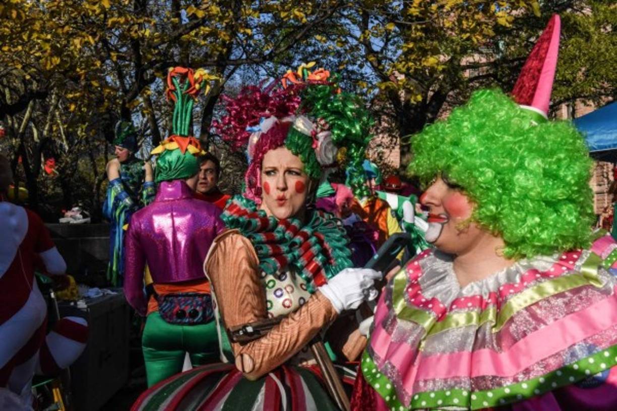 Bailarines con coloridos disfraces engalanaron el desfile.