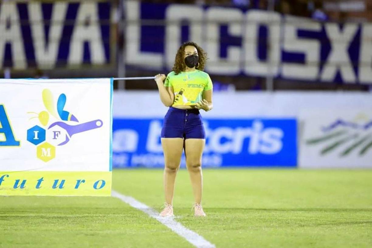 El partido Victoria-Motagua fue adornaron por guapas edecanes.