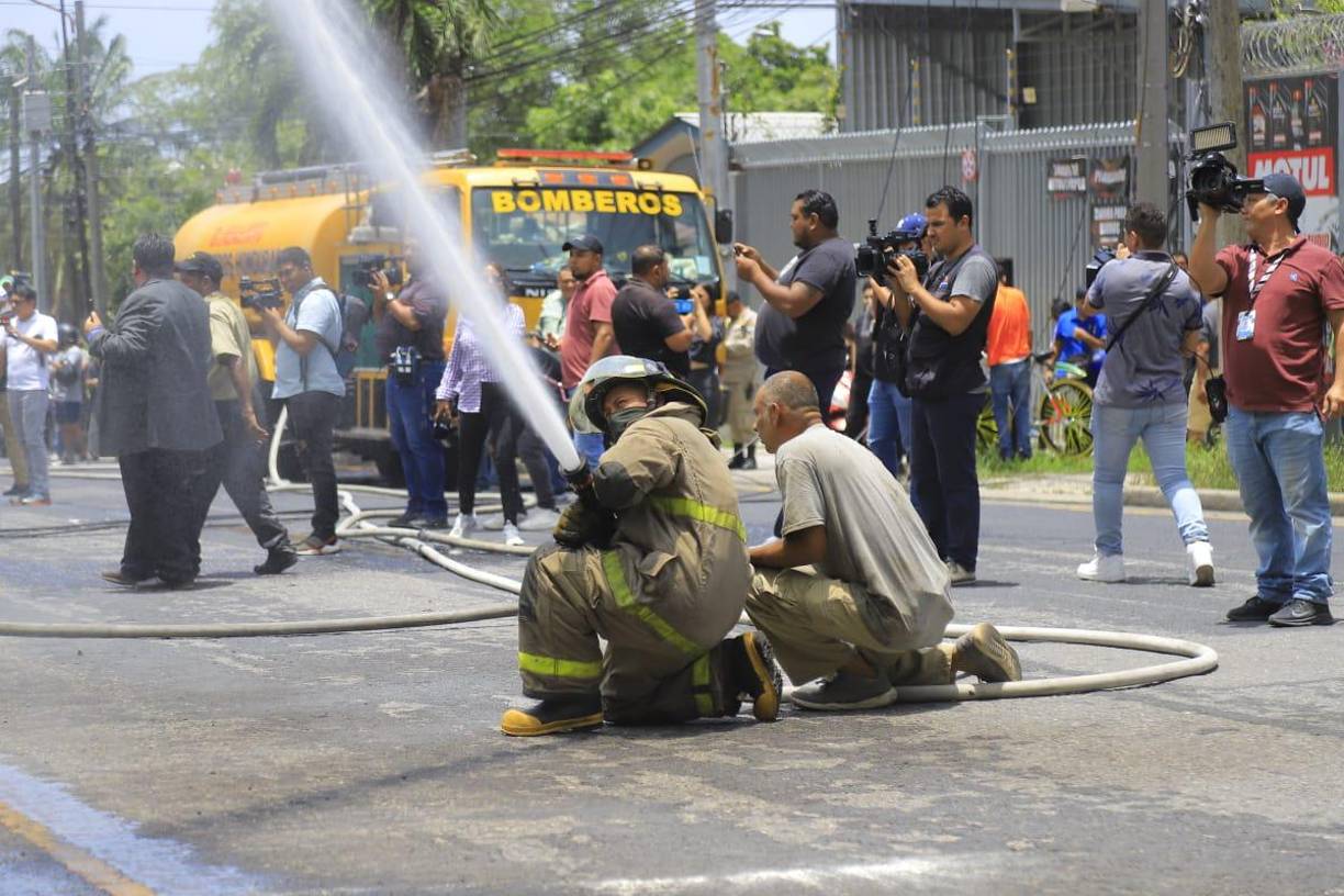 Empleados del restaurante Anafres Grill lloraron cuando observaban las llamas que consumieron la fachada del restaurante de asados en el barrio Suyapa. 