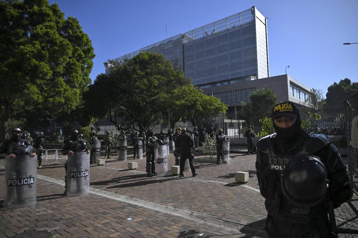 El general Nelson Proaño, jefe del Comando Conjunto de las Fuerzas Armadas, indicó que la decisión de Lasso está fundamentada legalmente por lo que debe “ser respetada” por todos los ciudadanos.