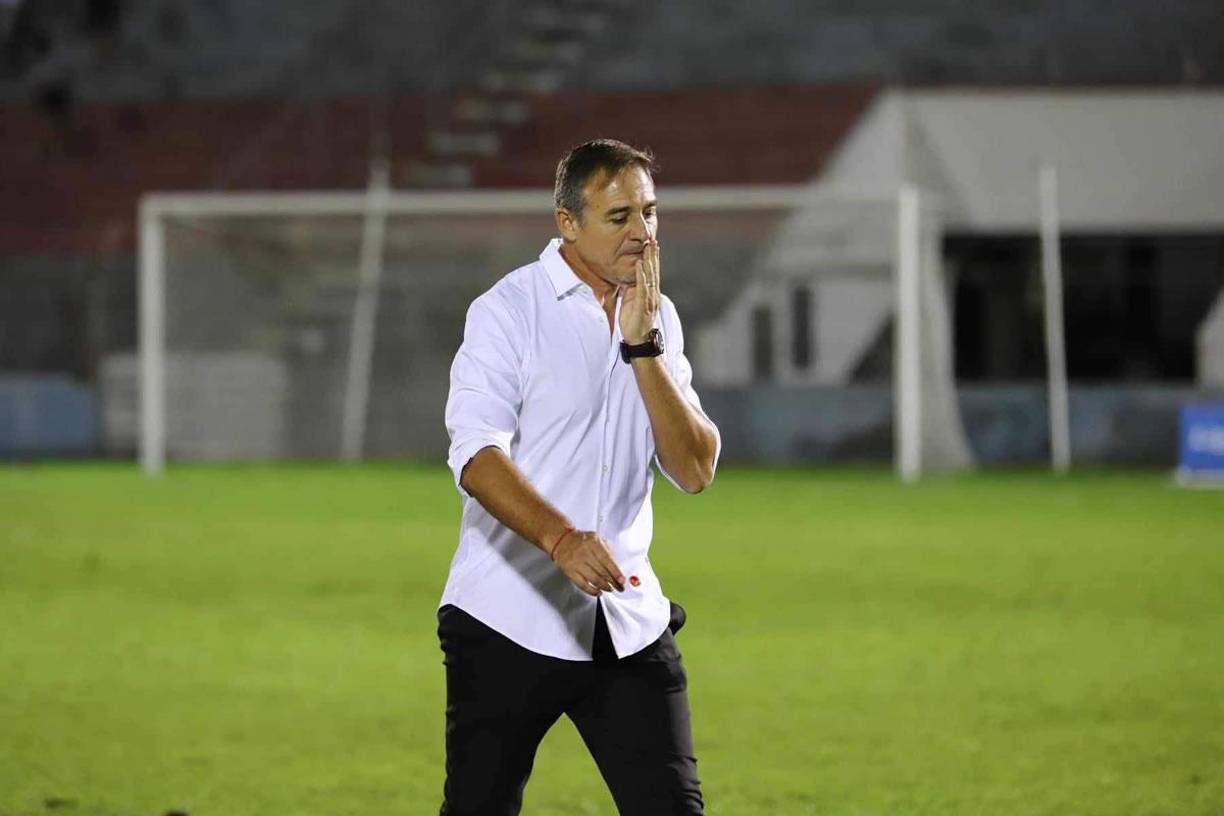Con esta cara de decepción salió del estadio Hernán ’La Tota’ Medina tras la derrota que deja en el último lugar al Victoria.
