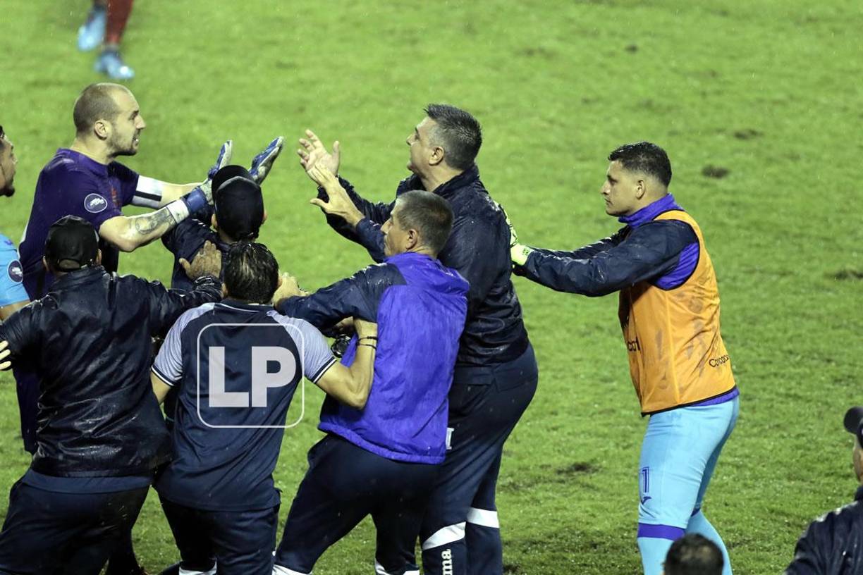 Diego Vázquez trataba de explicarle a Milan Borjan lo que había pasado.