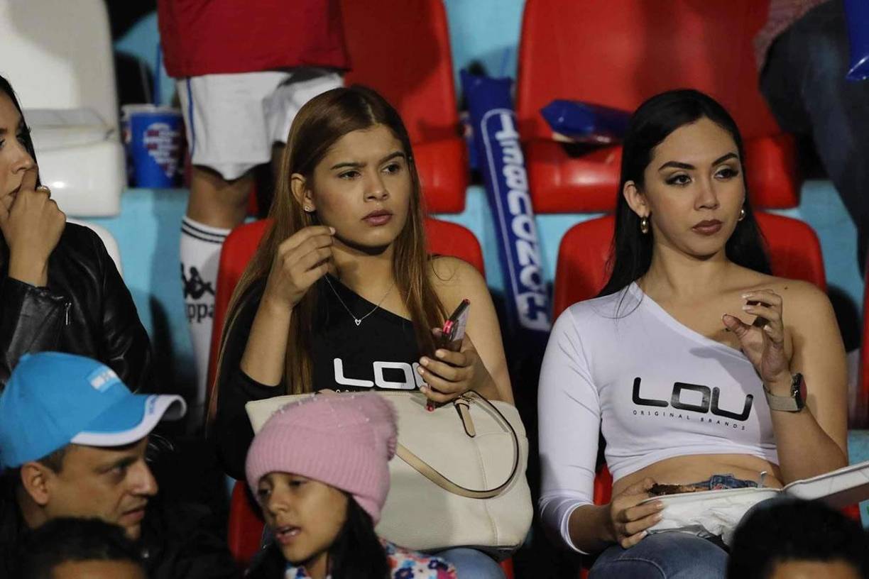 Otras jóvenes que trabajaron como edecanes de patrocinadores del partido de despedida de ‘Rambo‘ de León.