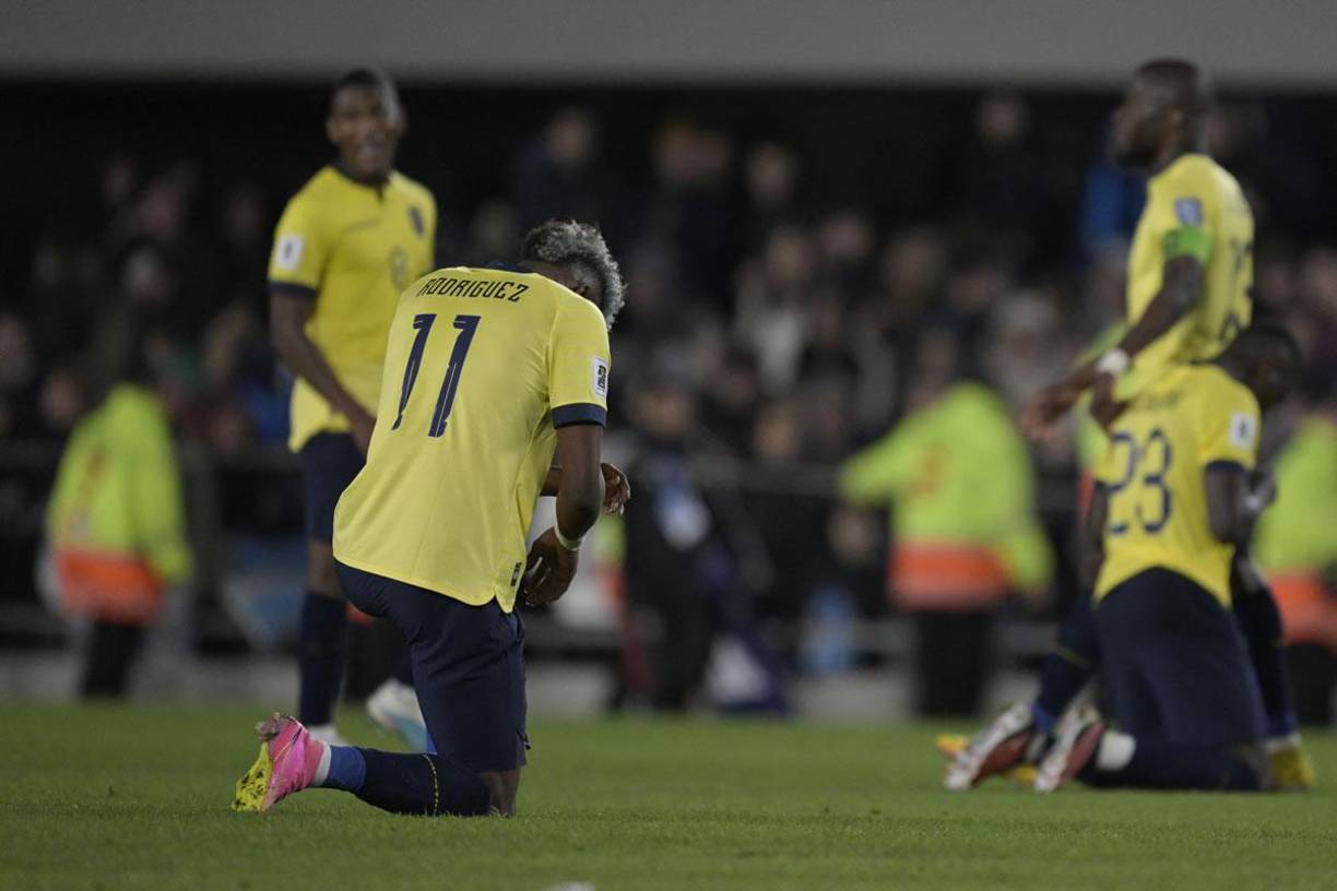 Los jugadores de Ecuador, cabizbajos por la derrota contra Argentina.
