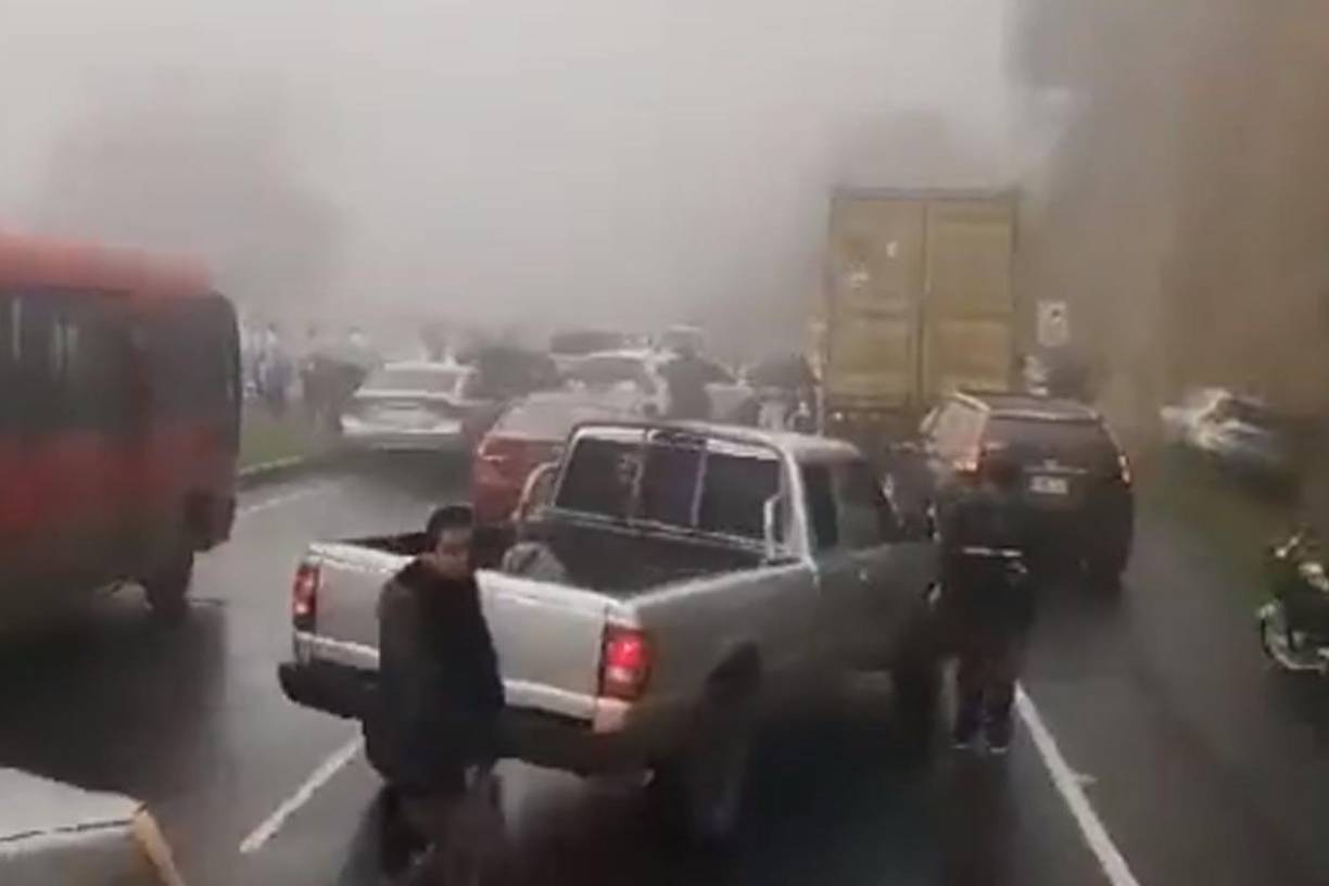 Algunos conductores dijeron que el primer accidente de debió a un aceite derramado en la carretera.