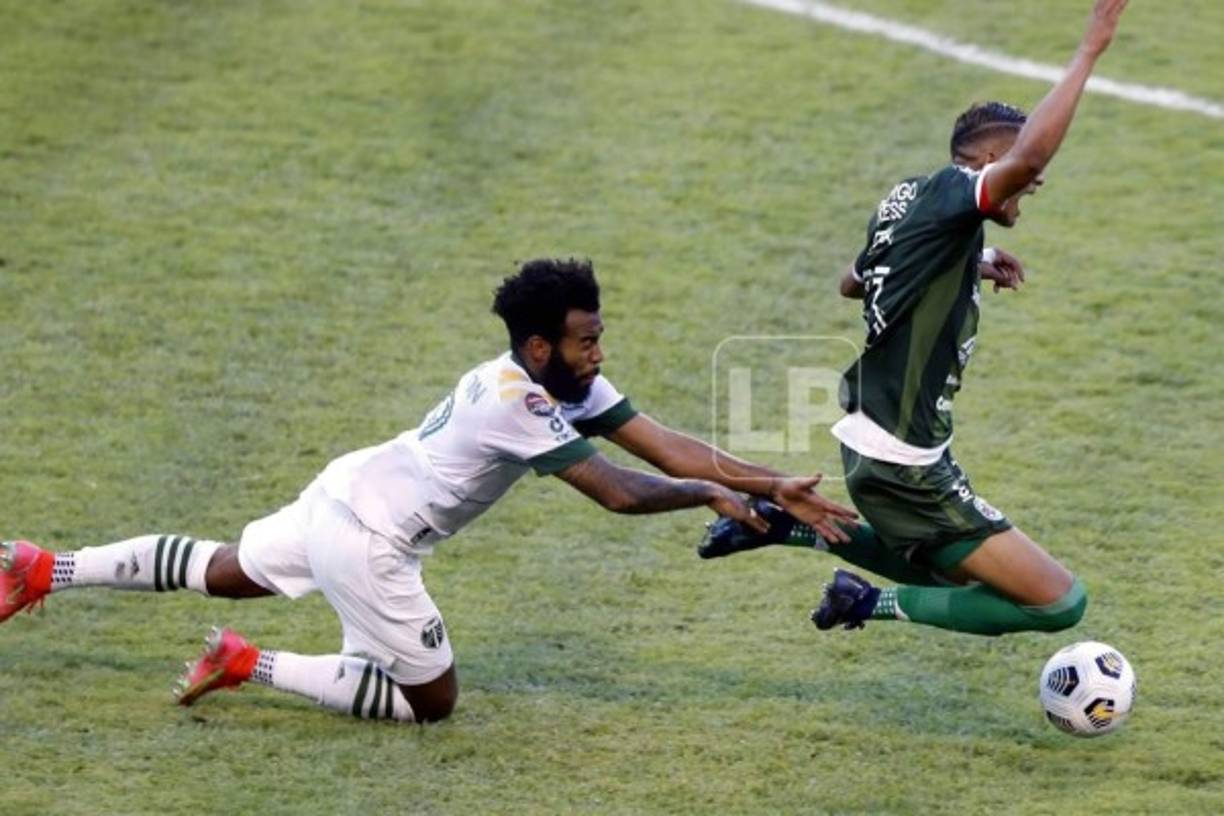 Eryk Williamson solo pudo parar a Kervin Arriaga con esta falta.