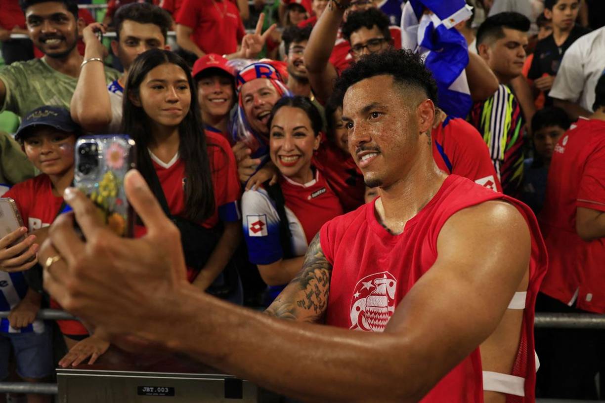 El jugador de Costa Rica, Julio Cascate, celebró con los aficionados ticos el triunfo y se tomó fotos con ellos.