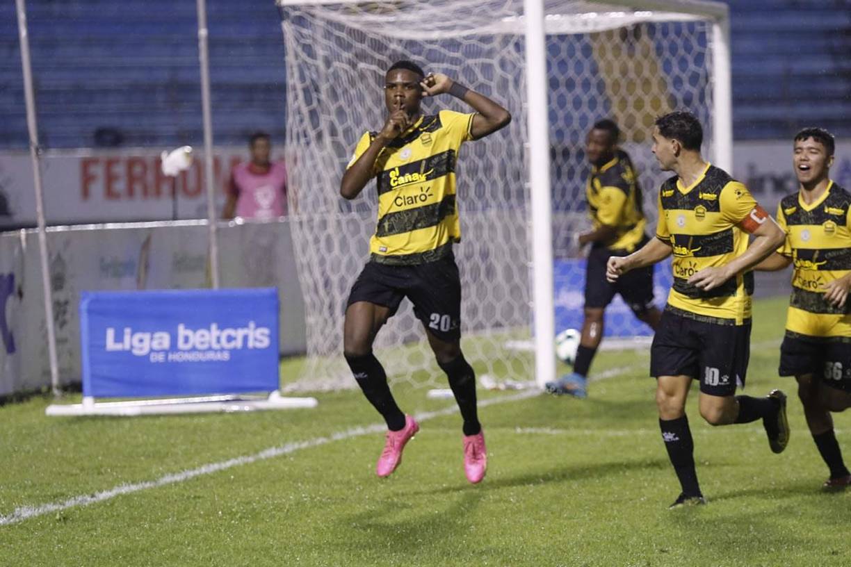 El delantero del Real España, Daniel Carter Bodden, celebrando el 1-0 contra el Vida.