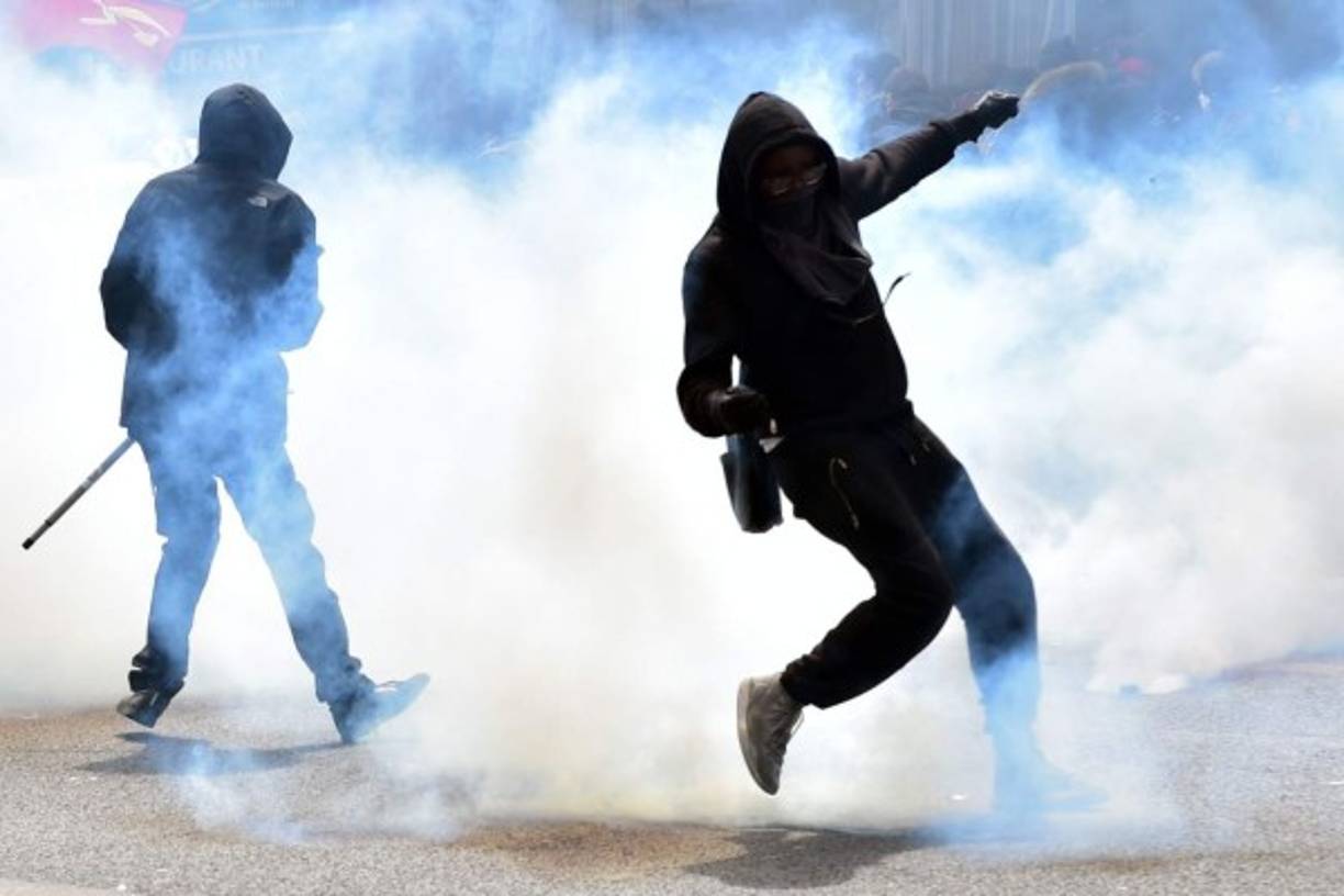 Los sindicatos franceses celebraron, precisamente, el Primero de mayo divididos sobre cómo hacer frente al ascenso de Le Pen, ya que mientras los 'reformistas' han pedido el voto explícitamente para Macron, los más izquierdistas no quieren que se les asocie con un programa socioliberal que critican.