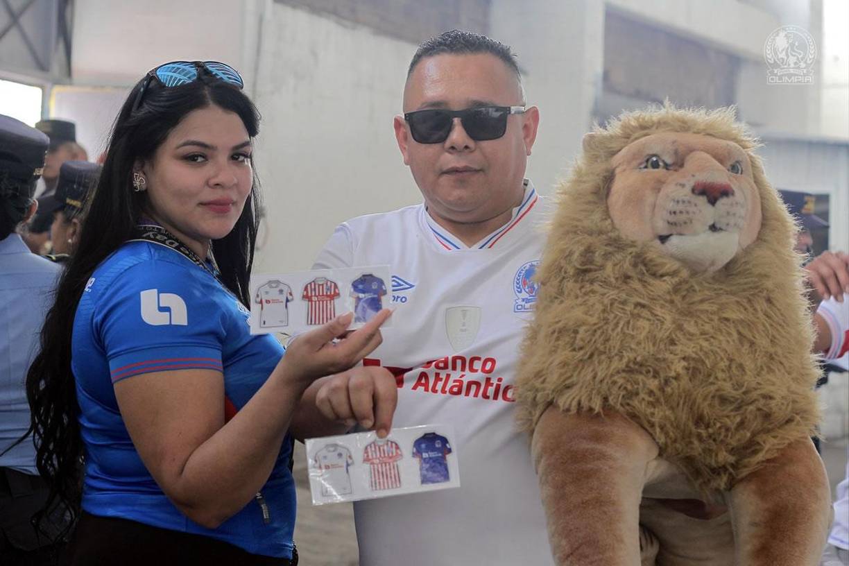 El Olimipa le regaló stikers de las camisetas del equipo a los aficionados olimpistas en la entrada al estadio.