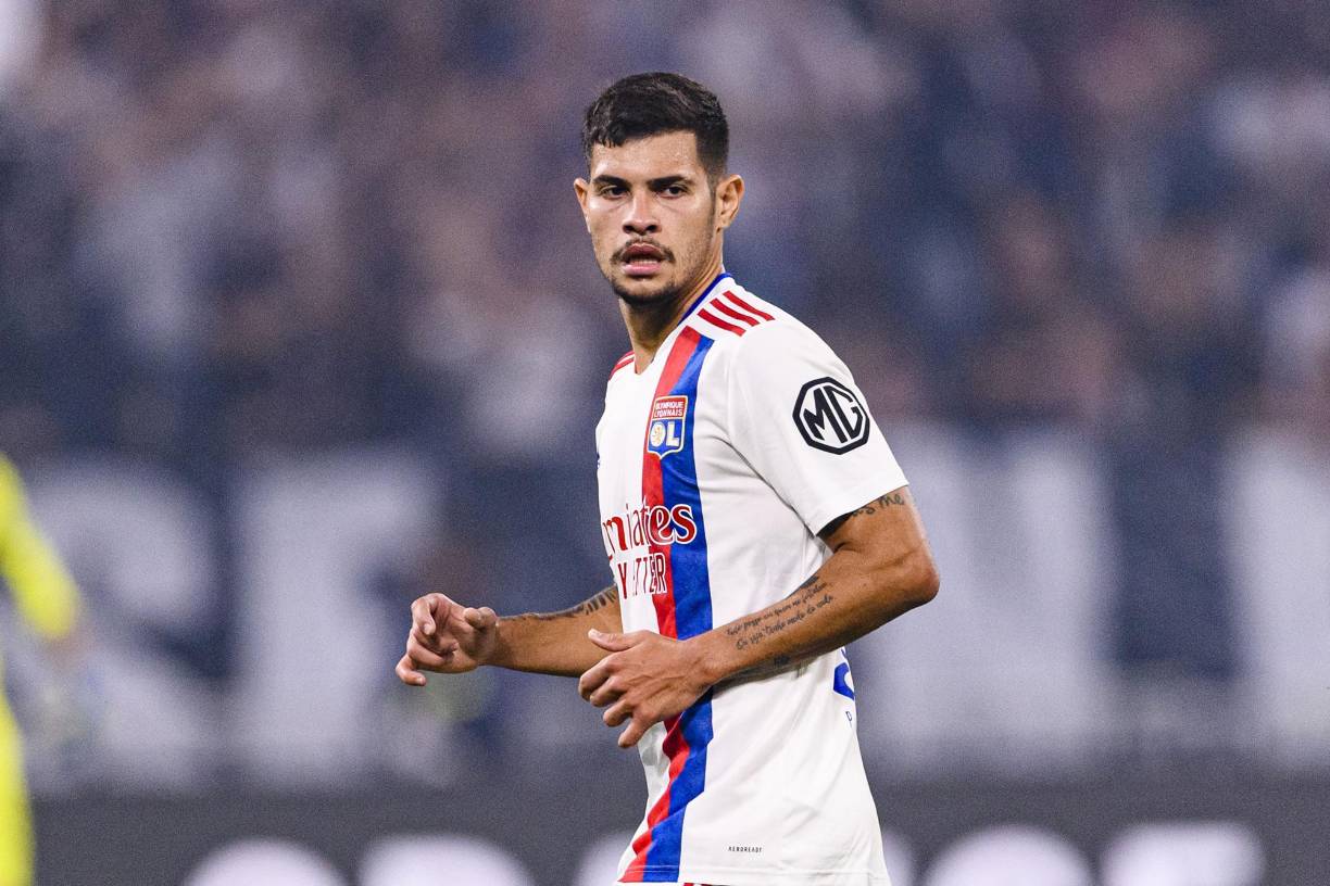 Según informan en Brasil, el Olympique de Lyon ha aceptado una oferta de 40 millones del Newcastle por Bruno Guimaraes. Falta la respuesta del jugador, que se ha convertido esta temporada en uno de los centrocampistas revelación del Viejo Continente. Sería la tercera llegada tras Trippier y Wood.