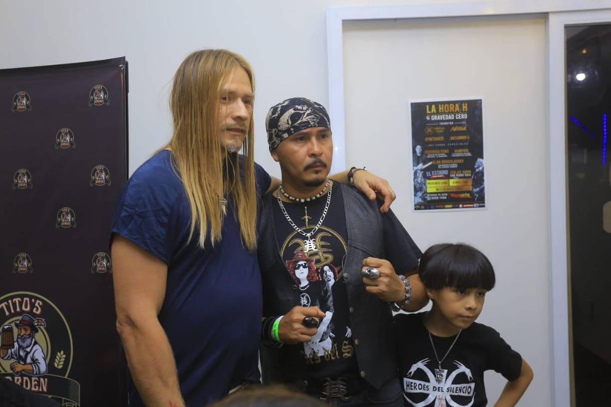 ”Vampiro” posa con este padre e hijo, amantes del “rock and roll”. 