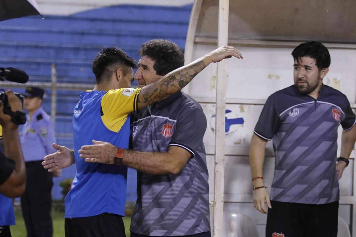 En el estadio Olímpico hubo reencuentros. El mediocampista argentino Juan Vieyra saludando a Héctor Vargas, exentrenador del Real España y actual del Vida.
