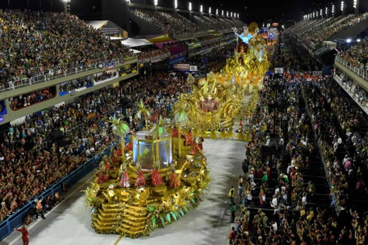 La escuela Viradouro rindió un homenaje a la resistencia de mujeres esclavas en este país donde la esclavitud perduró hasta fines del siglo XIX. En la primera carroza, una sirena negra con una larga cola dorada nadaba en un acuario de 7.000 litros de agua mineral.
