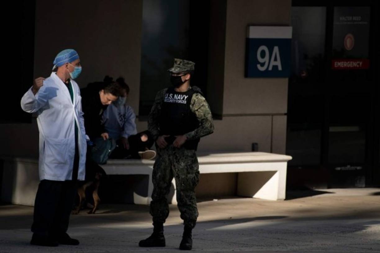 Luego de que el mandatario fuese hospitalizado el pasado viernes, todas las entradas del hospital fueron aseguradas por el Ejército de EEUU.