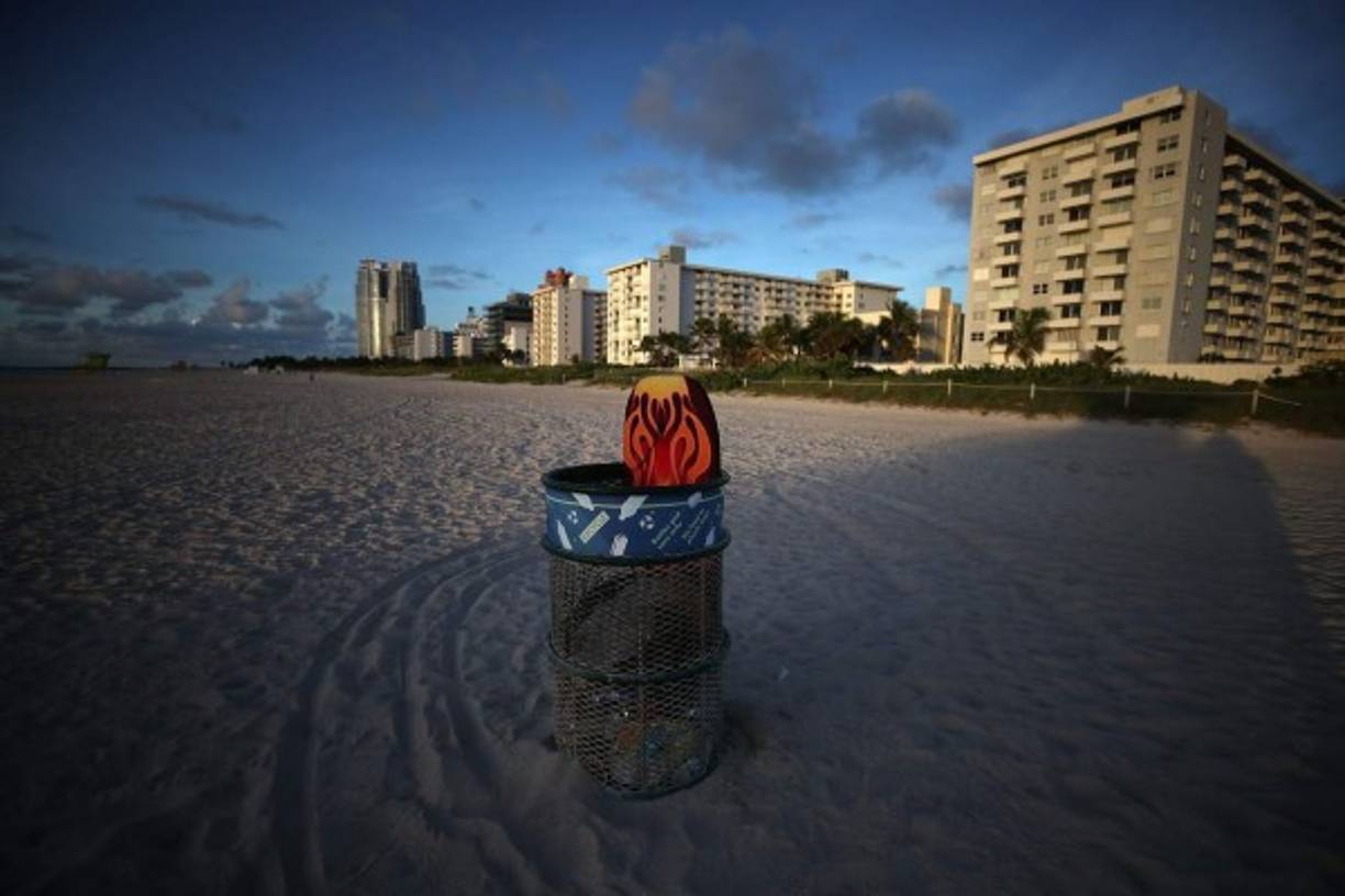 Ante el creciente temor de que el mortífero huracán Irma impacte de lleno en el sur de Florida, miles de personas comenzaron a 'escapar' este jueves, buscando un lugar donde protegerse durante el paso del ciclón que se espera para este fin de semana.