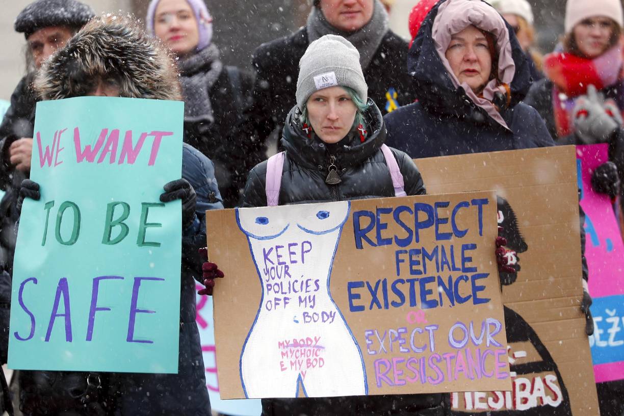 En Francia se convocaron marchas por “la igualdad en el trabajo y en la vida”. El país está convulsionado por huelgas y protestas contra la reforma de las pensiones impulsada por el gobierno liberal de Emmanuel Macron, que según sus críticos tendrá efectos perjudiciales para las mujeres.