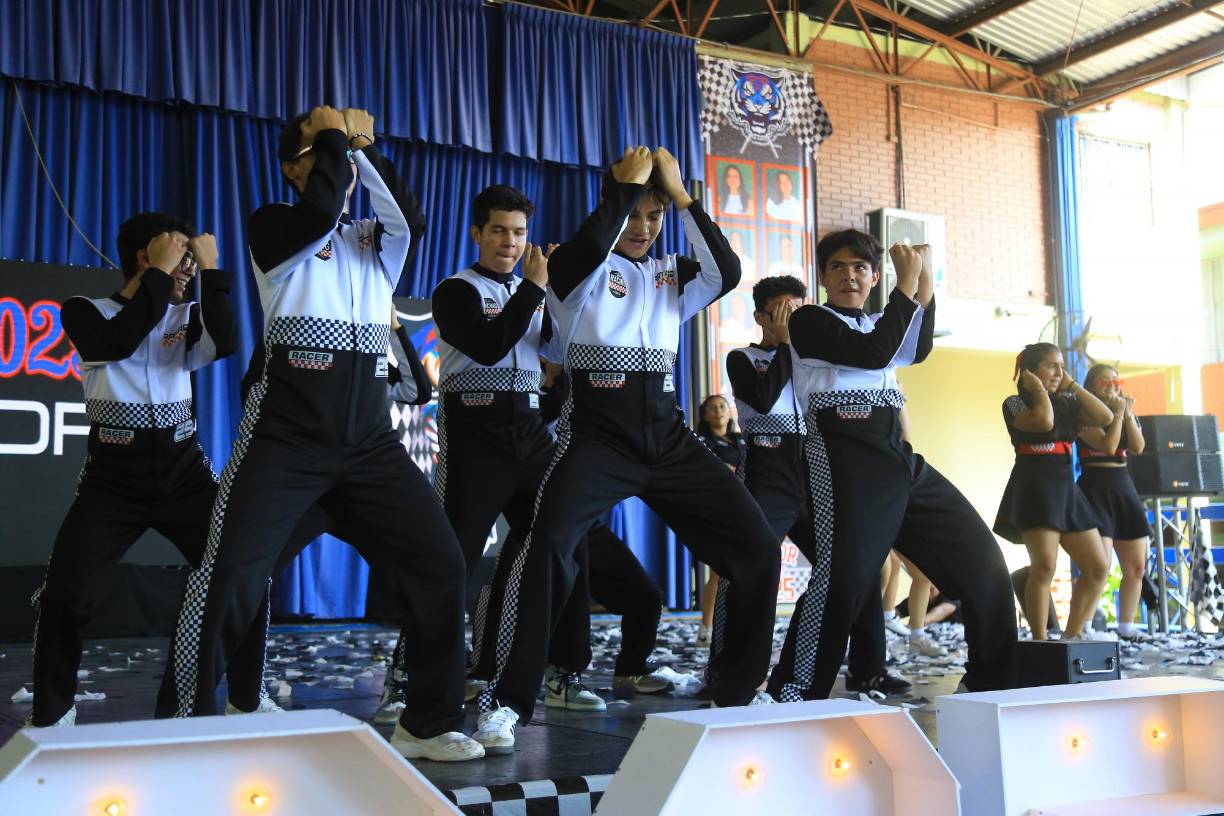 Los chicos, vestidos como corredores de autos, también cautivaron con sus pasos de baile. 
