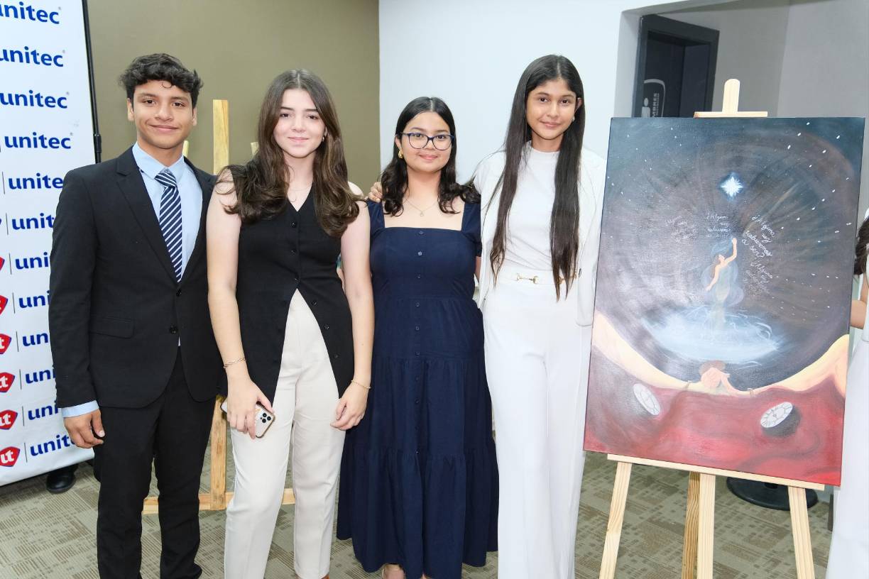 Carlos Alvarado, María José Paz, Helena Sabillón y Andrea Benites con la obra “En la noche” de Alejandra Pizarnik