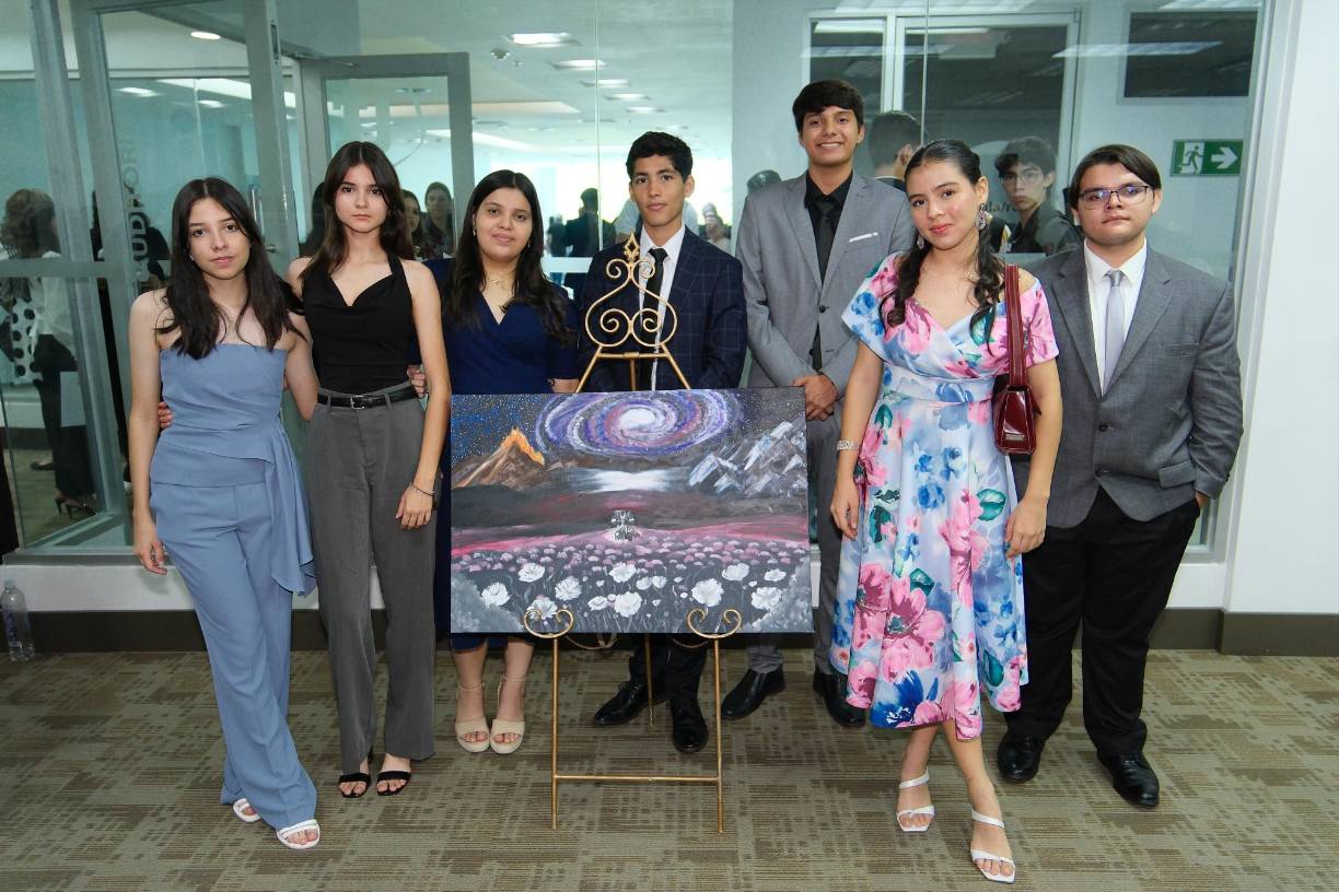 Fabiola Paz, Valeria Lara, María José Villatoro, Guillermo Gómez, Erick Villegas, Candy Pizzati y Leonardo Palacio junto a su obra “Solitario Invencible”.