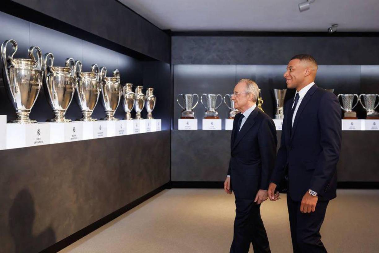 Florentino Pérez le mostró a Mbappé todos los títulos que ha conseguido Real Madrid.