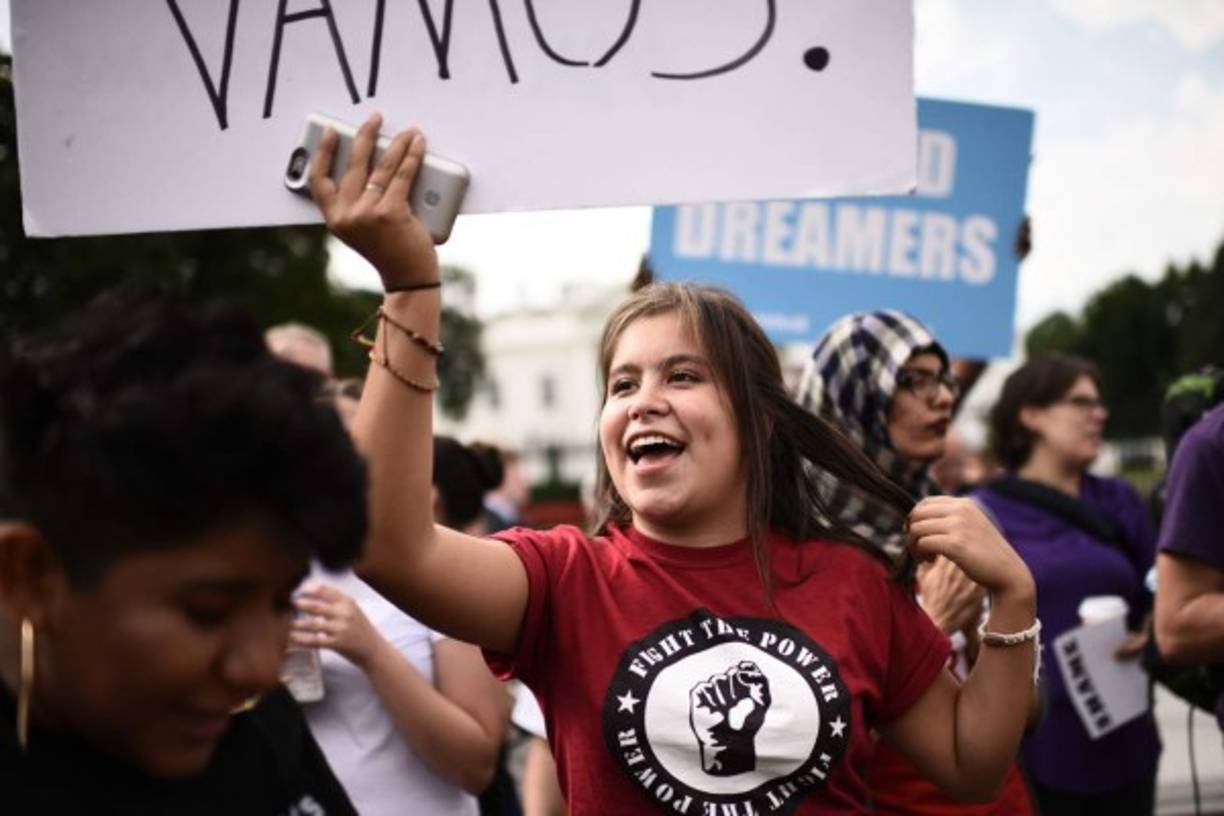 Estos jóvenes inmigrantes, conocidos como 'Dreamers', quedan en riesgo de deportación.<br/><br/>