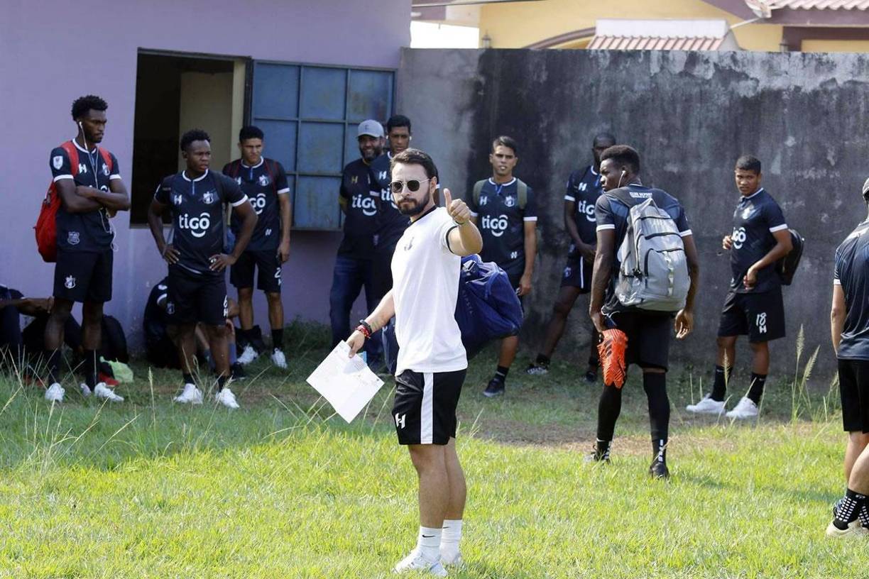 Los jugadores del Honduras Progreso afuera del camerino antes del inicio del partido.