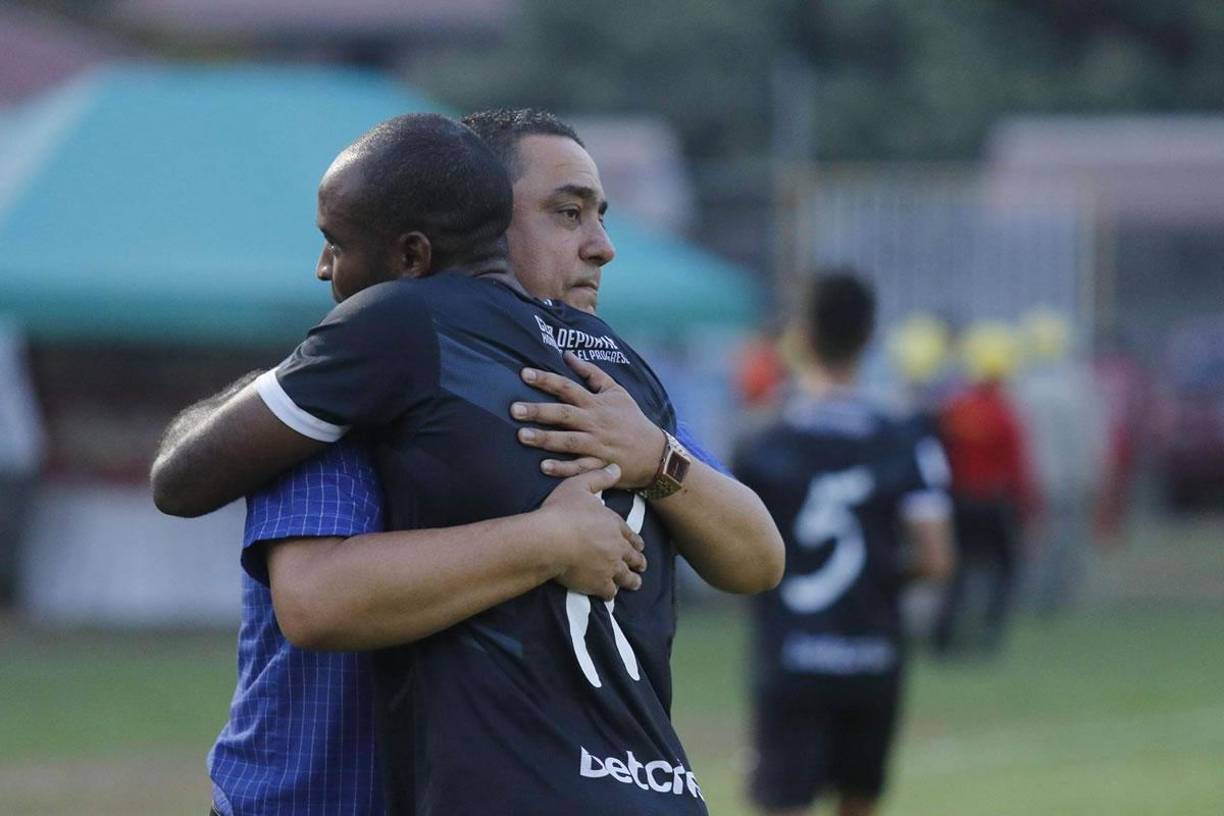 El entrenador colombiano Jhon Jairo López, del Honduras Progreso, abrazó a sus jugadores al final del partido.