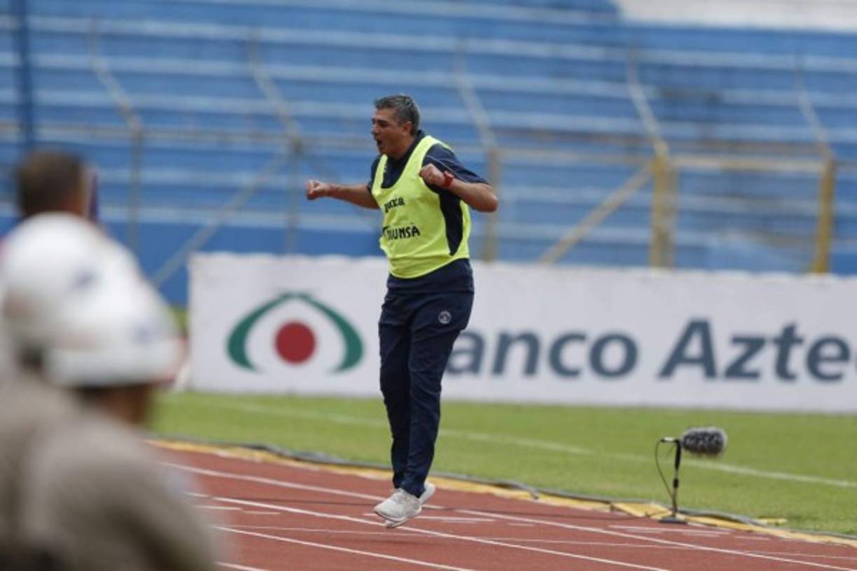 El show de Diego Vázquez continuó con este eufórico festejo luego del gol de Gonzalo Klusener.
