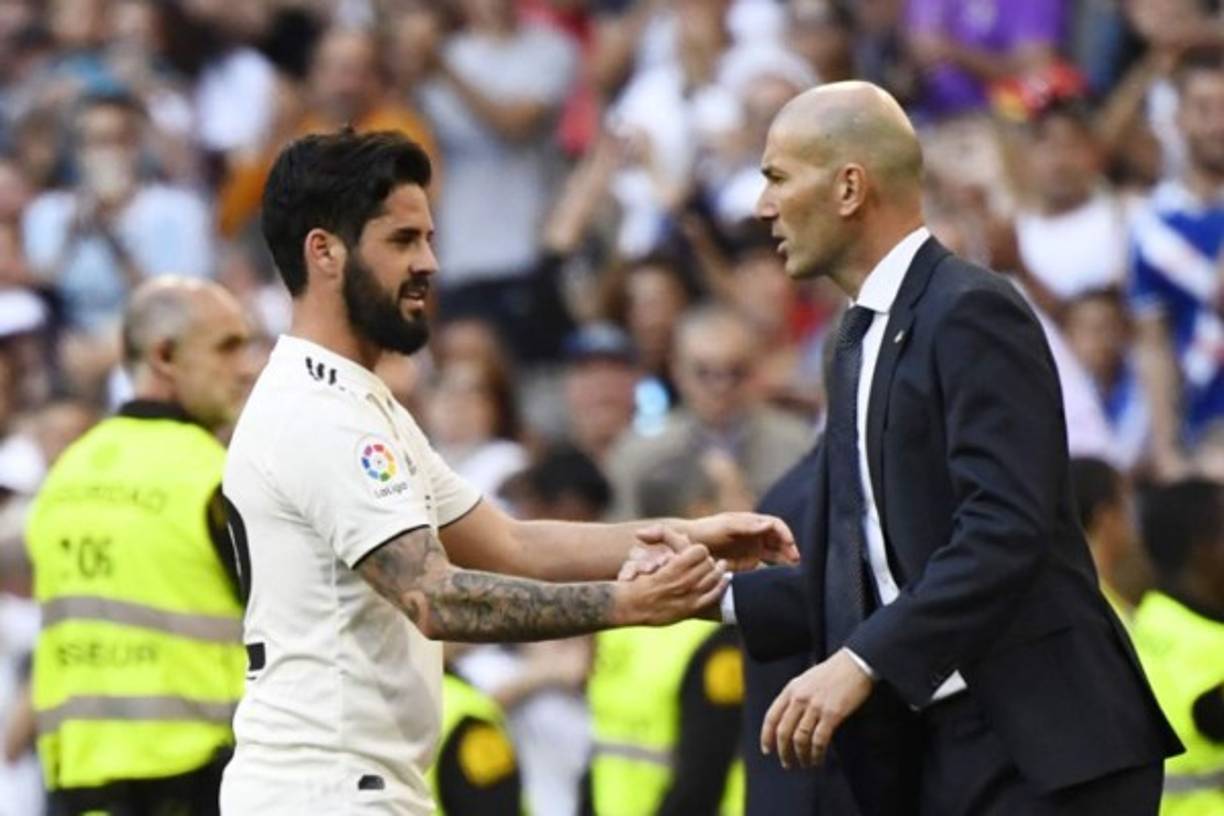 Barcelona's Spanish coach Quique Setien waits for the start of the Spanish League football match between Celta Vigo and Barcelona at the Balaidos stadium in Vigo on June 27, 2020. (Photo by STR / AFP)