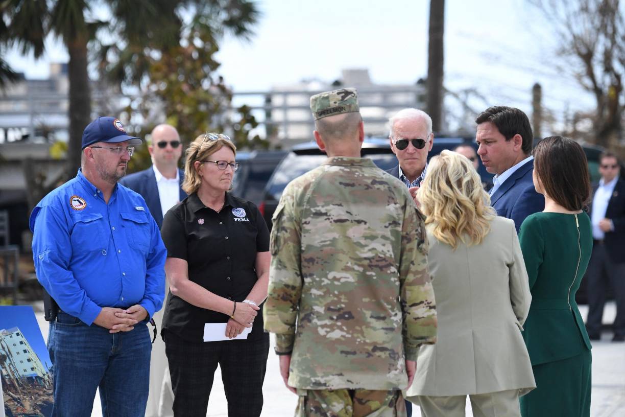 Apenas aterrizaron, Biden y su esposa Jill recorrieron en helicóptero la zona de Fort Myers, en el suroeste de Florida, donde el huracán tocó tierra y causó los mayores daños.