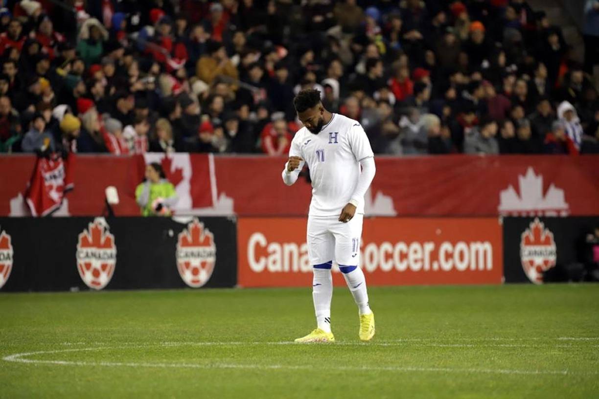 Jorge Benguché celebrando su gol para la honra en la derrota de Honduras.
