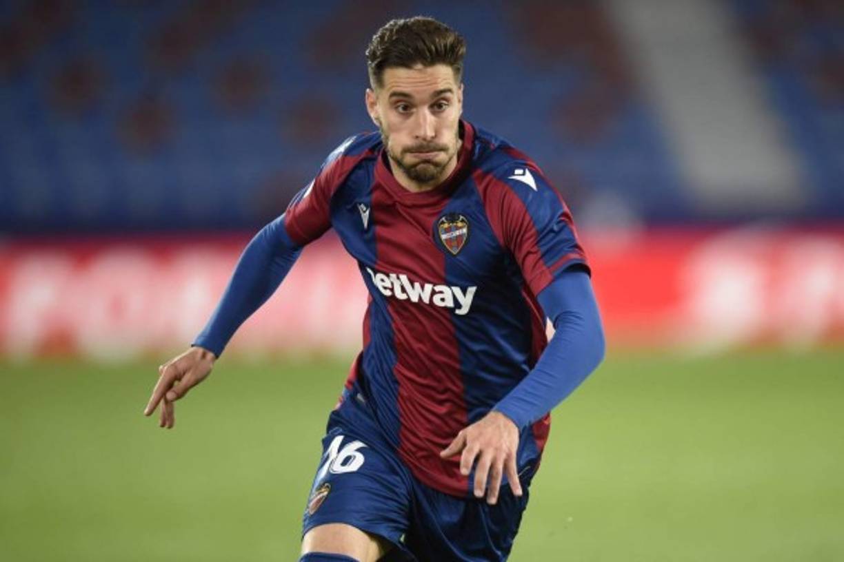 El entrenador del Granada, Robert Moreno, ha confirmado en rueda de prensa que el centrocampista español Rubén Rochina volverá a ser jugador del club nazarí. De hecho, el futbolista ha presenciado el partido ante Valencia de este sábado en el palco del Estadio de Los Cármenes.