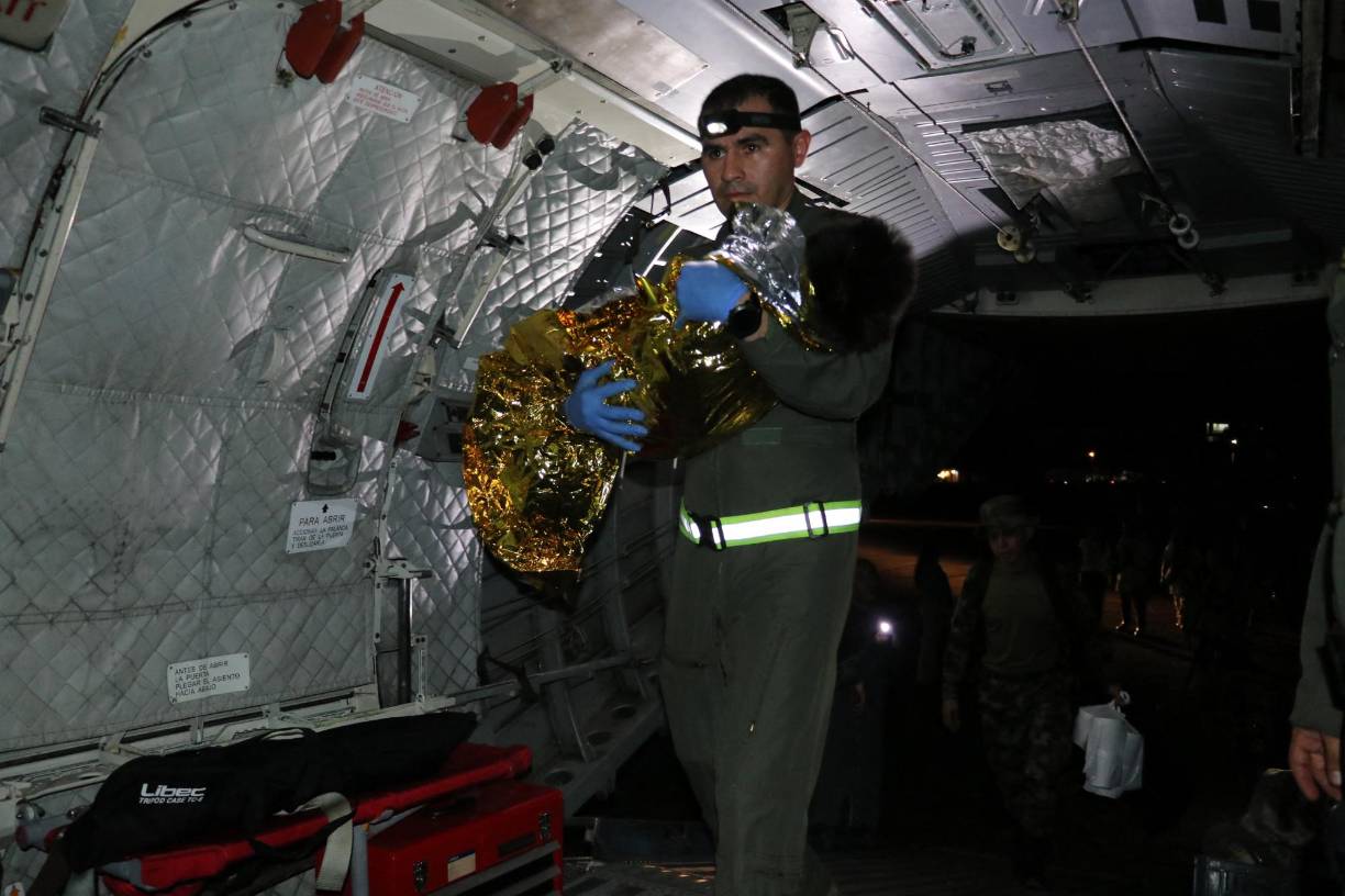 La televisión pública colombiana transmitió el domingo imágenes inéditas filmadas con un teléfono móvil donde aparecen los menores bastante demacrados y delgados, el más pequeño en brazos de uno de sus salvadores.