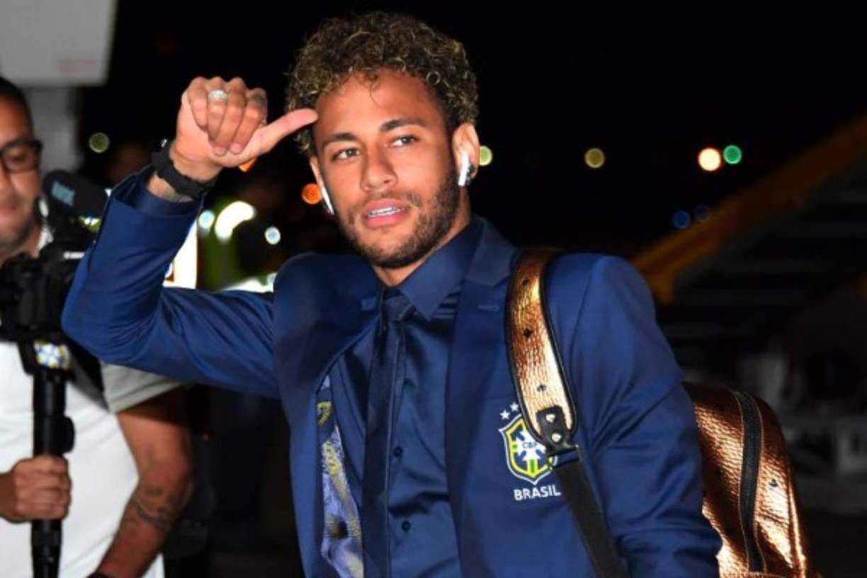 Así llegó Neymar a Rusia, pero en menos de una semana cambió de look.