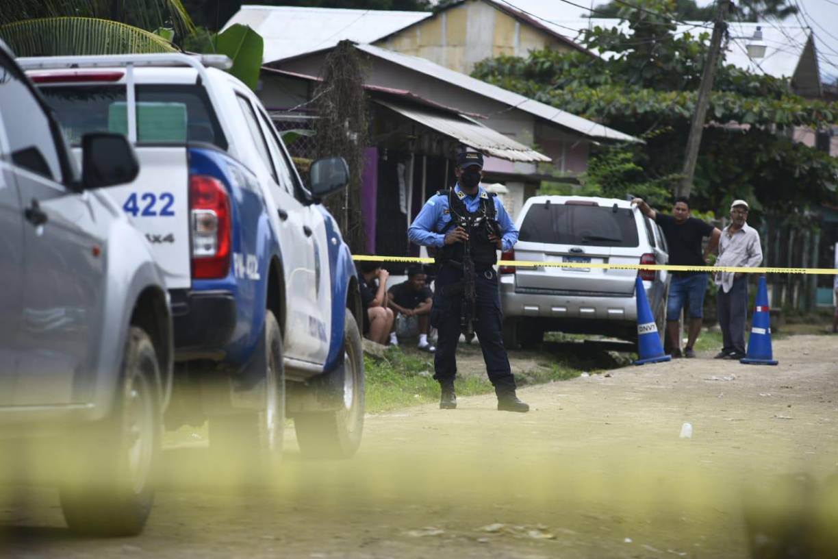 Agentes de la Policía Nacional acordonaron la escena para recavar información y establecer las primeras pesquisas del caso. 