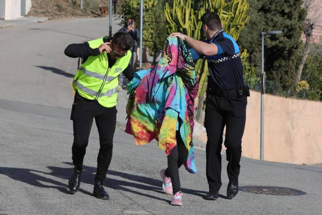 La identidad de la persona no fue revelada, ya que fue protegida con una manta y por los policías presentes en el lugar.