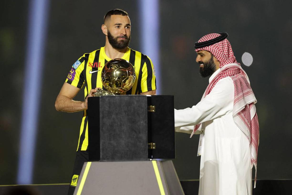 Karim Benzema mostró su Balón de Oro, que ganó en 2022, a los aficionados del Al-Ittihad.